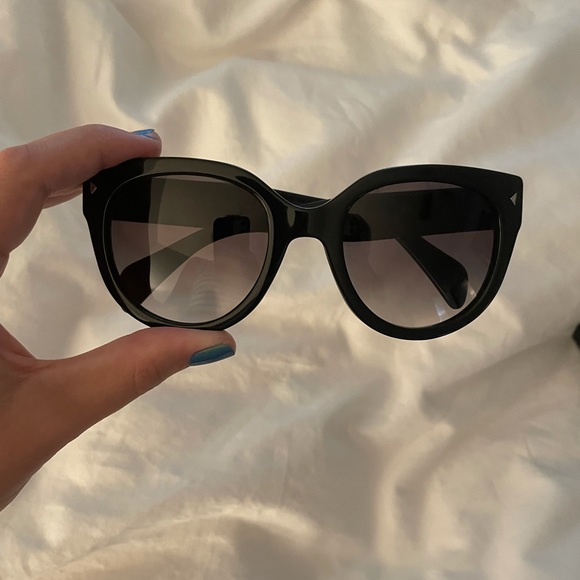 Prada Accessories - Perfect condition Prada sunnies